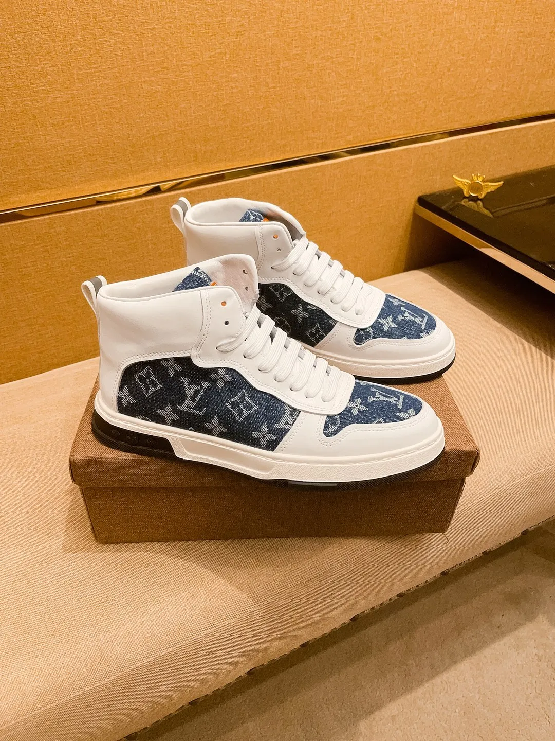 Men's shoes 💰 440💰【 LV 】🔥 Louis Vuitton, high-end men's shoes brand, official website 1:1 latest masterpiece: the upper is made of first-layer cowhide imported from Italy with a comfortable and breathable lining➕original non-slip and wear-resistant outsole🔥, making walking more convenient and comfortable! An exclusive new model, a stunning work, a beautiful 1:1 replica [color] compared to the official quality! Create a fashionable personality to set off your uniqueness! A must-have for trendy men! Classic🔥Size: 38-44 Color: 🔥Multiple colors available🔥